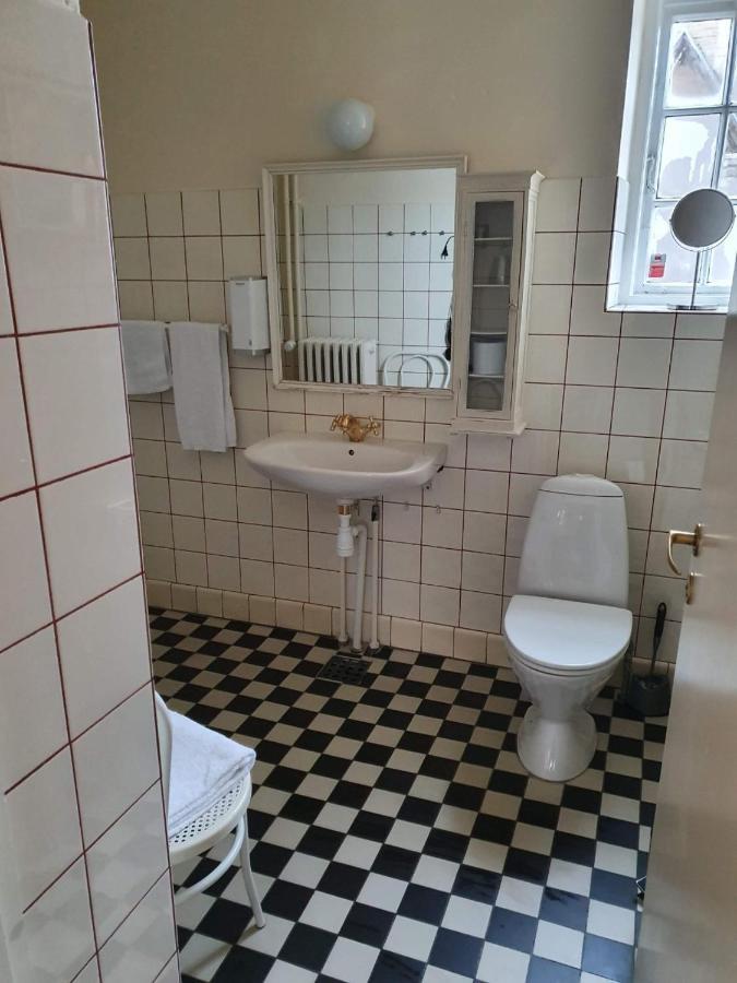 Bed and Breakfast Den Gamle Arrest Рибе Экстерьер фото