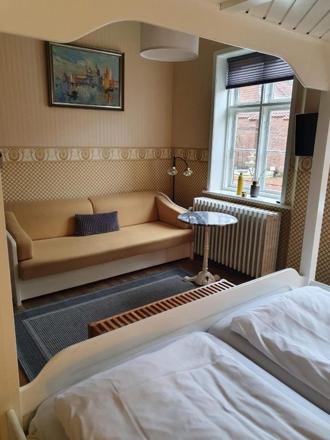 Bed and Breakfast Den Gamle Arrest Рибе Экстерьер фото